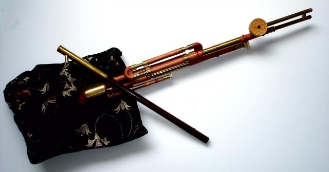 Uileann_pipes_1.jpg